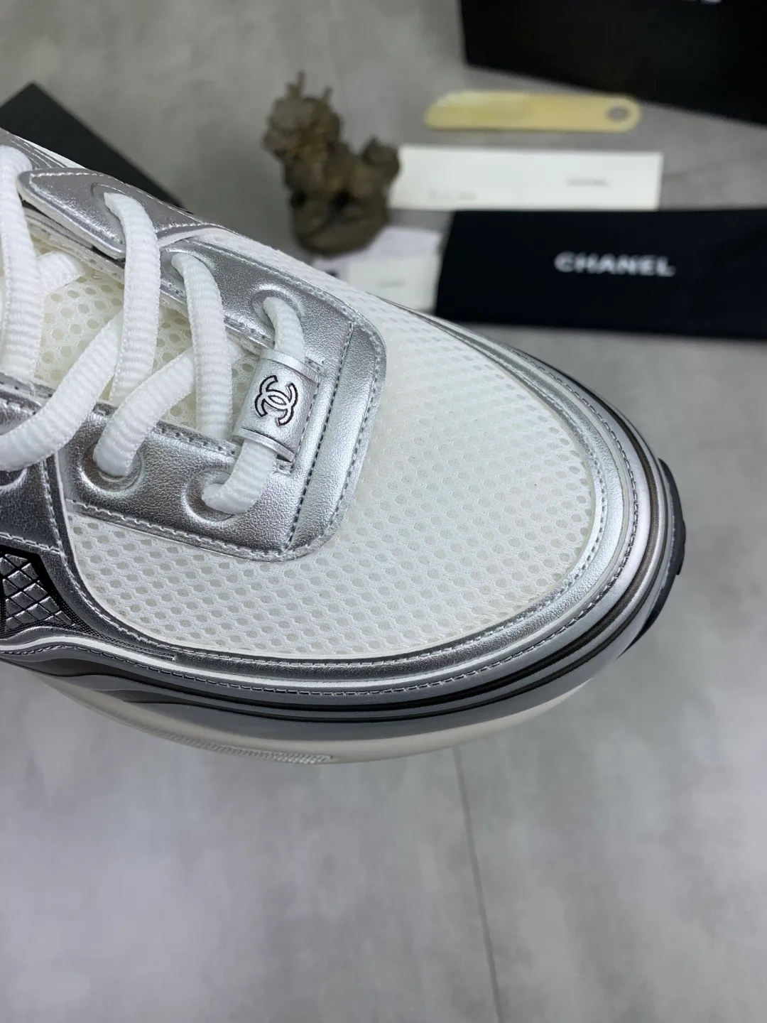 Men's Men's Shoes P620 New Chanel Chanel 25K Silver Horn Golden Horn King Casual Sports Shoes Original purchase and development Made by Xiaoxiang C Home Another super popular item in the counter, loved by Internet celebrity bloggers and ladies, various praises on social platforms, super popular, textured, breathable and super spring and summer. Seeing this issue always arouses the inner desire of fashion among girls. The latest suede material, classic black and white color, full of fashionable feeling on the feet. Easy to take care of, exquisite packaging at the delivery counter🛍📦 ▪️Fabrics: Original customized imported cowhide + mesh ▪️Inner lining: Customized imported breathable mesh ▪️Sole: Original molded rubber foam material ▪️Sole thickness: 4.5CM ▪️Size: 38-44